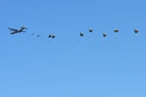 Cận cảnh Mỹ đổ quân xuống Đông Âu tập trận 