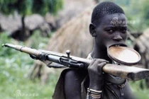 Kinh hoàng hình ảnh các chiến binh châu Phi