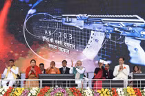 Lý do Ấn Độ mua AK-203 Nga mà không dùng đồ "nhà tự trồng"?