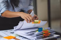 Kiểm tra giấy tờ của chồng, vợ lập tức gọi cảnh sát vì...