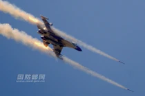 Theo dõi tiêm kích J-11 Trung Quốc phóng “mưa” rocket