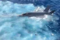 Nóng: Lộ video máy bay chiến đấu F-35 Mỹ rơi ở Biển Đông