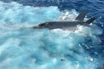 Nóng: Lộ video máy bay chiến đấu F-35 Mỹ rơi ở Biển Đông