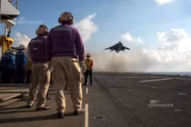 Mục kích tàu chiến Mỹ "giương oai" trên Biển Hoa Đông