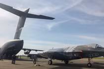 F-35 lần đầu đi bằng “ngựa thồ” C-17: May mà đút vừa!