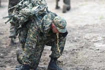 Thi đấu mệt mỏi, lính Nga nôn mửa ngay trên “đường đua“