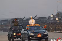 Quân đội Myanmar duyệt binh hoàng tráng với tăng, pháo 