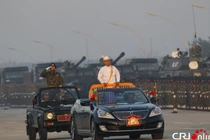 Quân đội Myanmar duyệt binh hoàng tráng với tăng, pháo 