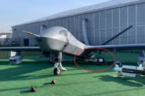 Máy bay UAV Trung Quốc “gãy chân” ở Nga, nghi do trẻ nhỏ leo trèo