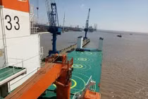 Trung Quốc đưa vào sử dụng tàu dock 5 vạn tấn