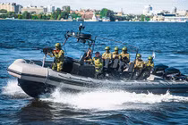 Chiêm ngưỡng bộ đôi tàu chiến của...nhà sản xuất súng AK