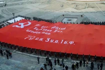 Nga mang quốc kỳ Liên Xô mừng "Ngày Chiến Thắng" ở Ukraine