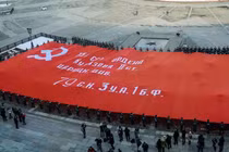 Nga mang quốc kỳ Liên Xô mừng "Ngày Chiến Thắng" ở Ukraine