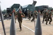 Quan sát tên lửa S-300 Nga tập trận hạ máy bay địch