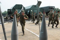 Quan sát tên lửa S-300 Nga tập trận hạ máy bay địch