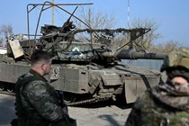 Binh sĩ Ukraine “bỏ của chạy lấy người”, Nga hốt trọn chiến lợi phẩm