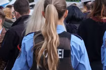 Gặp hai đồng nghiệp đẹp trai, nữ cảnh sát làm điều gây phẫn nộ 