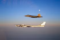 NATO sợ hãi thái quá máy bay ném bom Nga tuần tra