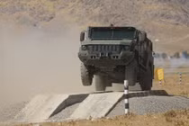 Quân y Việt Nam lái ngon thiết giáp Typhoon-K sau 1 giờ làm quen