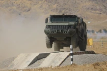 Quân y Việt Nam lái ngon thiết giáp Typhoon-K sau 1 giờ làm quen