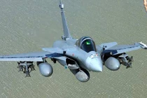 Ấn Độ bối rối lựa chọn tiêm kích Rafale hay Su T-50