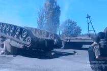 Hy hữu: pháo tự hành 2S3 Ukraine ngã ngửa bụng lên trời