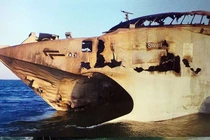 Thảm thương siêu hạm HSV-2 của UAE dính tên lửa C-802 Houthi