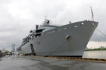 Chiến hạm khổng lồ nước ngoài vừa tới TP HCM có gì đặc biệt?