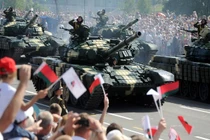 Xem xét vũ khí Quân đội Belarus duyệt binh 9/5
