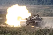 Siêu tăng T-80BVM Nga trình diễn bắn tên lửa, tưởng ghê gớm hóa ra... trượt! 