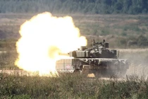 Siêu tăng T-80BVM Nga trình diễn bắn tên lửa, tưởng ghê gớm hóa ra... trượt! 