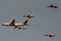 Không quân Iran phô diễn sức mạnh với loại máy bay "liên hợp quốc"