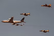 Không quân Iran phô diễn sức mạnh với loại máy bay "liên hợp quốc"