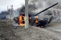 Xe tăng T-90 Nga gặp “khắc tinh” trên đường phố Kharkiv