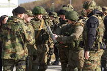 Lính dù Nga bất ngờ được làm quen với vũ khí NATO