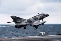 Mục kích chuyến bay cuối cùng của tiêm kích hạm Super Etendard