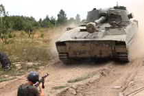 Lính Ukraine tập đào hào phục kích diệt pháo tự hành