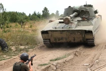 Lính Ukraine tập đào hào phục kích diệt pháo tự hành