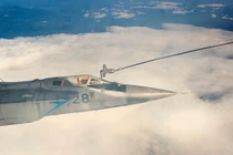 Mãn nhãn siêu tiêm kích MiG-31 “đổ xăng” giữa không trung