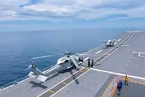 Hiếm hoi cảnh “vui như trẩy hội” trên tàu sân bay Thái Lan