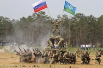 Độc đáo lễ kỷ niệm ngày truyền thống của lữ đoàn lính dù Nga