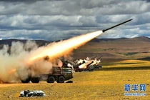 Nữ quân nhân Trung Quốc được dùng siêu pháo PHL03