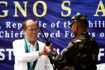 Binh sĩ Philippines sung sướng nhận súng trường M4