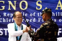 Binh sĩ Philippines sung sướng nhận súng trường M4