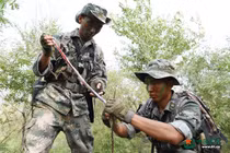 Lính Trung Quốc quyết không kém Mỹ, nuốt sống rắn độc