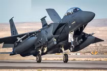 F-15E của Mỹ mang được nhiều vũ khí hơn oanh tạc cơ H-6K Trung Quốc