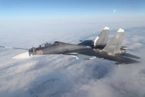 Hoành tráng cảnh tiêm kích Nga bơm xăng trên 9 tầng mây 