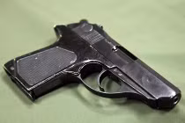 Chi tiết góc cạnh súng "khủng" của điệp viên Nga