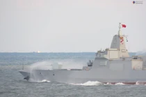 Kinh ngạc kích thước đồ sộ của siêu khu trục Type 055 giữa đại dương