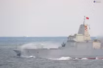 Kinh ngạc kích thước đồ sộ của siêu khu trục Type 055 giữa đại dương